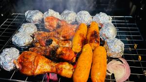 TalawakeleAlmost Heaven的烤架上的鸡和蔬菜