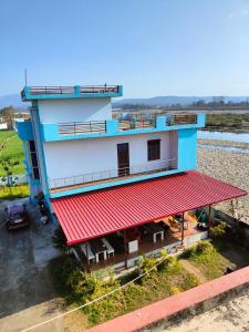 瑞诗凯诗Rishikesh Shiv Dham Homestay的享有红色屋顶建筑的上方景色