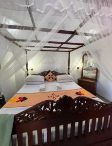 阿鲁特伽马Lucky Prince Villa的一间卧室配有一张大床和蚊帐