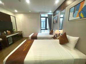 吉婆岛Catba View Hotel的酒店客房配有两张床和一张书桌
