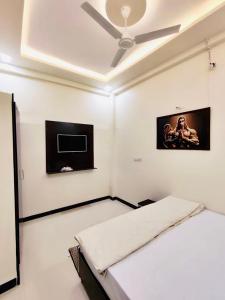 乌贾因DivineStay - Full Villa by AP Villas的一间卧室配有一张床和吊扇