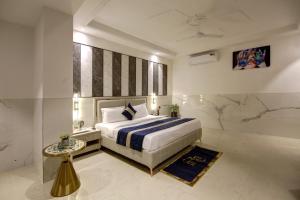 新德里Hotel Delhi 37 by Star Group NEAR DELHI AIRPORT的一间卧室配有一张特大号床和一张桌子