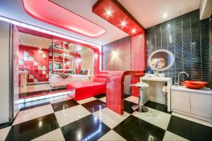大邱Star Motel的一间带红色沙发和水槽的浴室