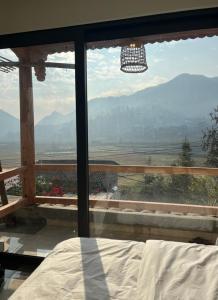 同文Dongvan Ville Du H'Mong Hotel的卧室设有窗户,享有山景。