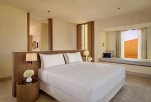 拉斯阿尔卡麦拉斯阿尔卡麦山谷沙漠丽思卡尔顿酒店的卧室设有一张白色大床和一扇窗户。