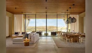 拉斯阿尔卡麦拉斯阿尔卡麦山谷沙漠丽思卡尔顿酒店的客厅配有沙发和桌子