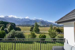 凯库拉Kaikoura Mountain Views Villa的山景阳台。