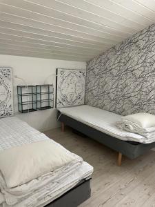 SöråkerVilla Båthamnsgatan的一间卧室设有两张床和壁画墙