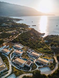 斯巴达Eliamos Villas Hotel & Spa的海洋旁度假胜地的空中景致