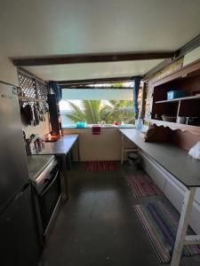 TohautuMaui Homestay的一间带柜台和冰箱的小厨房