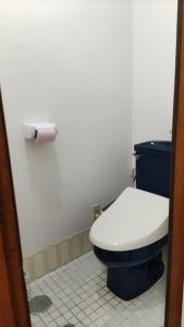 岐阜シェアハウスの和室or洋室 24時間スーパー徒歩5分 共同ワークスペース有的浴室设有卫生间和一卷卫生纸
