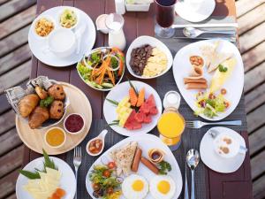 曼谷宜必思曼谷河畔酒店的一张桌子上放着许多盘子的食物