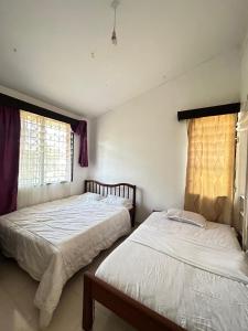 蒙巴萨Mopearlz 4bedroom villa Nyali的卧室内两张并排的床