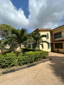 蒙巴萨Mopearlz 4bedroom villa Nyali的前面有棕榈树的房子