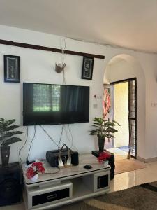 蒙巴萨Mopearlz 4bedroom villa Nyali的客厅设有壁挂式平面电视。