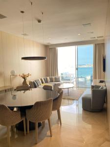 迪拜FIVE Palm Resort - Luxury 2BR - Sea View的客厅配有桌椅和沙发