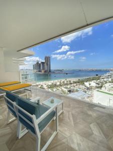 迪拜FIVE Palm Resort - Luxury 2BR - Sea View的海景客厅