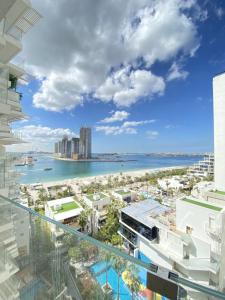迪拜FIVE Palm Resort - Luxury 2BR - Sea View的从大楼的阳台上可欣赏到海滩景色