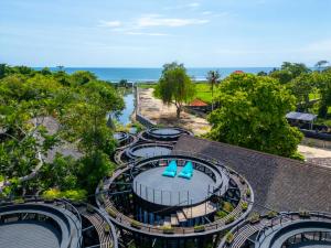 坎古Canggu Cabana Resort By Ini Vie Hospitality的度假村内过山车的空中景观