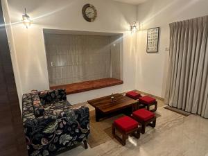 钦奈Villa Ithaka by Youkoso的客厅配有沙发和桌子