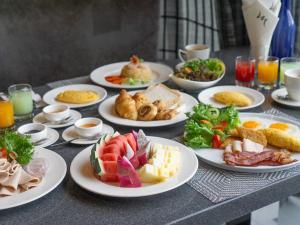 芭堤雅市中心芭堤雅美居海洋度假酒店的一张桌子上放着许多盘子的食物