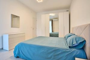 圣朱利安斯2 Bedroom Apartment St. Julians的一间卧室配有一张带蓝色枕头的大床