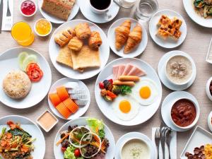 曼谷宜必思尚品曼谷素坤逸4酒店 的一张桌子,上面放着早餐盘