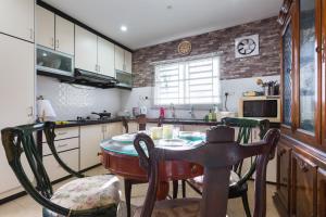 峇六拜Cosy HomeStay at Penang Island -Beach and Village的一间厨房,里面配有桌椅