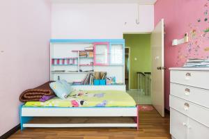 峇六拜Cosy HomeStay at Penang Island -Beach and Village的儿童卧室配有一张床和一个衣柜