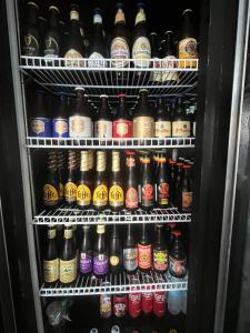 长滩岛LuckyTito Dmall Boracay的装满大量啤酒的冰箱
