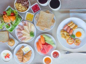 曼谷诺富特曼谷素坤逸4酒店 的一张桌子,上面放着各种食物的盘子