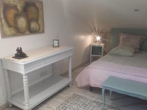 AramonLAMATHYE的卧室配有白色的桌子和1张床