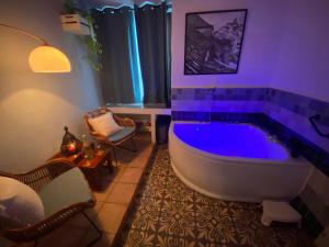 阿尔科斯-德拉弗龙特拉Casa Campana的浴室配有带紫色照明的大浴缸