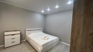 科克舍套ЖК Ауэзова1的一间小卧室,配有白色的床和梳妆台