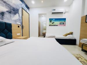 阿姆利则HolidayVilla-A Residential Boutique Hotel-Newly Renovated的卧室配有一张白色大床