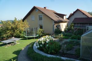 里格斯堡Ferienwohnung Familie Hartinger的庭院内带花园和长凳的房子