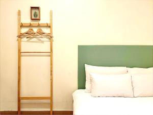 首尔Hostel Korea - Ikseon的一间卧室配有一张床铺,旁边设有梯子