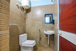 巴特那FabHotel Raj Niwas的一间带卫生间和水槽的浴室