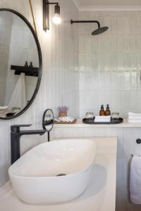 提姆巴瓦提禁猎区Simbavati Mvubu Cottage的白色的浴室设有水槽和镜子