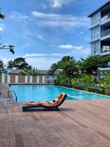 功孟海滩Chez Wanida - apartment Krabi的躺在游泳池旁的吊床上的女人