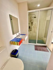 功孟海滩Chez Wanida - apartment Krabi的带淋浴、卫生间和盥洗盆的浴室