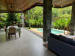爱妮岛Pandan Villas, El Nido的一个带桌椅的庭院和一个游泳池