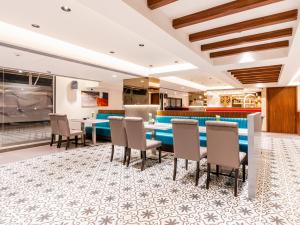 孟买Treebo Tryst Heritage Grand - Thane的一间带长桌和椅子的餐厅
