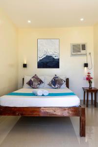 班塔延岛Sunrise Beach Club Resort Amanecer的一间卧室配有一张大床和两个枕头