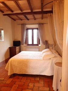 切托纳agriturismo il Borgo的卧室配有一张大白色床和窗户