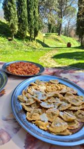 切托纳agriturismo il Borgo的一张桌子,上面放着两盘食物