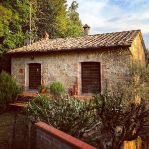 切托纳agriturismo il Borgo的花园内带2扇窗户的小石屋