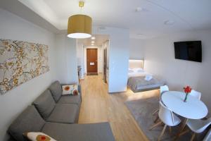 万塔Modern Studio in Prime Location的客厅配有沙发、桌子和床。