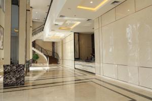 巨港Salatin Hotel Palembang的楼梯的建筑走廊