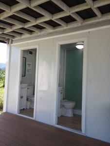 拉耶North Shore Glamping / Camping Laie, Oahu, Hawaii的房屋内的浴室设有卫生间和2个水槽。